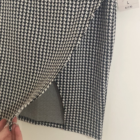 Cute black and white skirt, side slit detail! - Picture 2 of 3